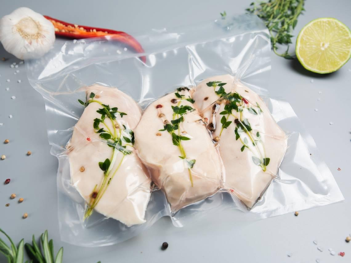 健身控注意！超商的即食雞胸，你還在打開就吃？真空≠無菌，怎麼吃才安全？5大鐵則不可不知